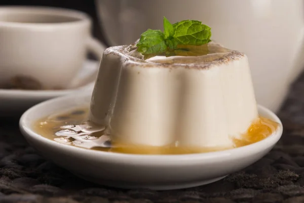 Panna cotta dessert met passievrucht en munt — Stockfoto