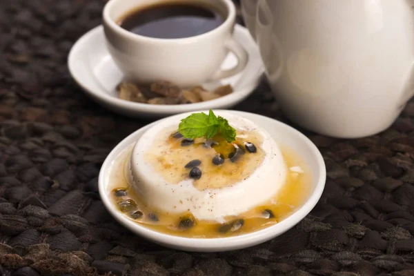 Десерт Панна Котта с маракуйей и мятой — стоковое фото