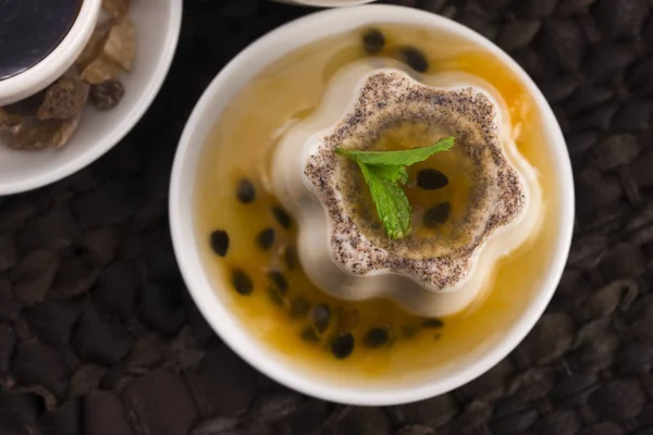 Postre Panna cotta con maracuyá y menta — Foto de Stock