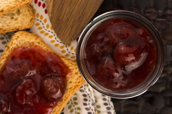 Breakfast of cherry jam on toast — Stock Photo, Image