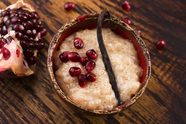 A bowl of tapioca pudding with vanilla and pomegranate — Stock Photo, Image