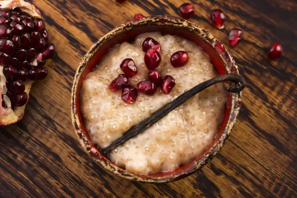 A bowl of tapioca pudding with vanilla and pomegranate — Stock Photo, Image