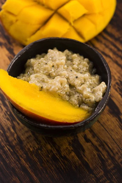 Tapioca pudding with slices of mango — Stock Photo, Image