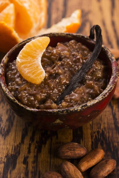 Un tazón de pudín de tapioca de chocolate con frutas — Foto de Stock