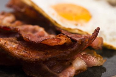 Sahanda yumurta ve domuz pastırması Rashers