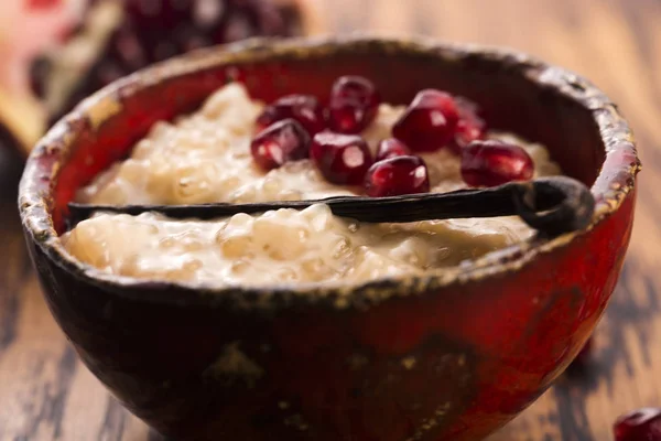 A bowl of tapioca pudding with vanilla and pomegranate — Stock Photo, Image