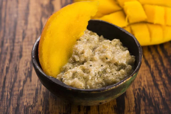 Tapioca pudding with slices of mango — Stock Photo, Image