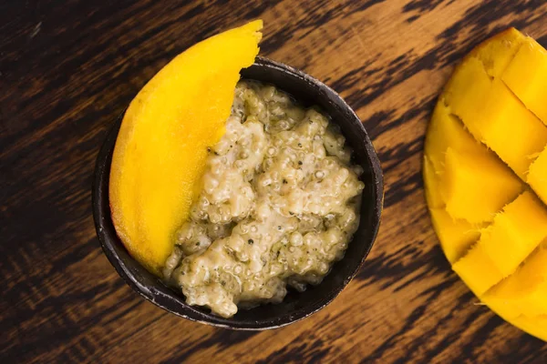 Tapioca pudding with slices of mango — Stock Photo, Image