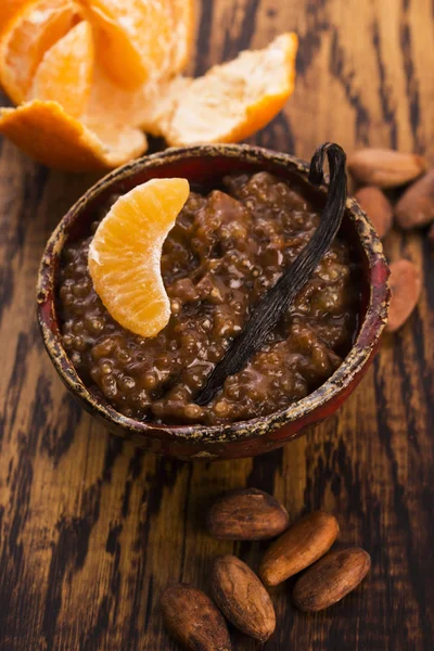 Un tazón de pudín de tapioca de chocolate con frutas — Foto de Stock