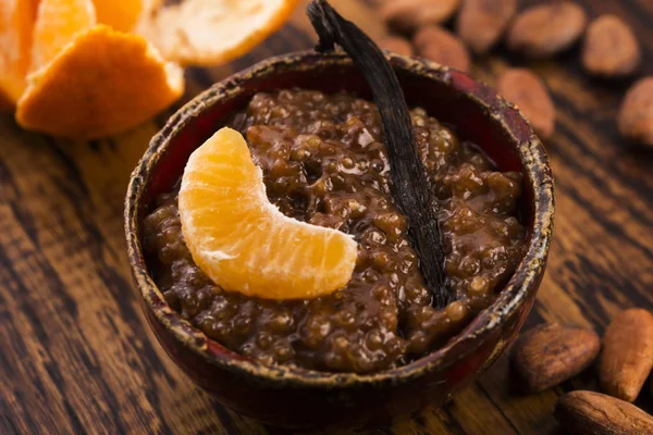 Una ciotola di budino di tapioca al cioccolato con frutta — Foto Stock