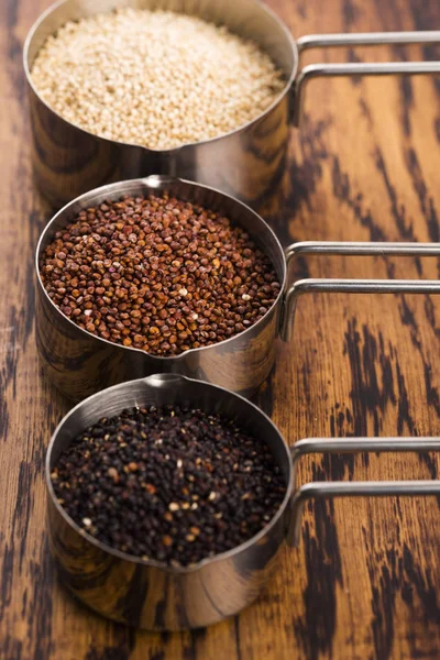 Semena z červené, bílé a černé bio Quinoa — Stock fotografie