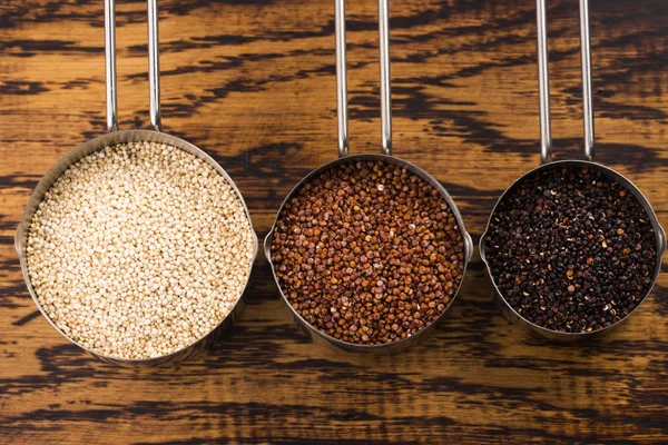 Semena z červené, bílé a černé bio Quinoa — Stock fotografie