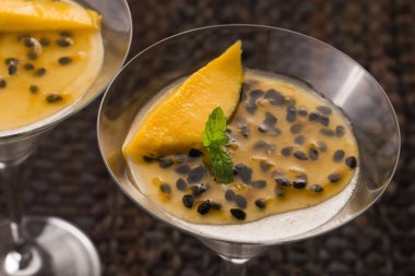 panna cotta tatlı ile tutku meyvesi ve nane