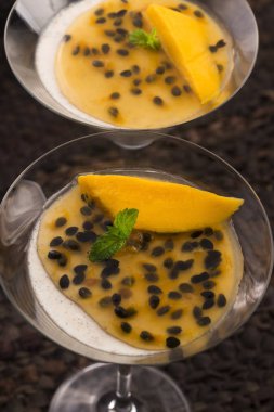 panna cotta tatlı ile tutku meyvesi ve nane