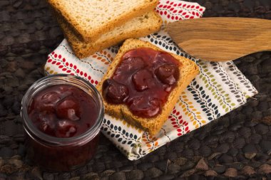 Vişneli reçelli tost.