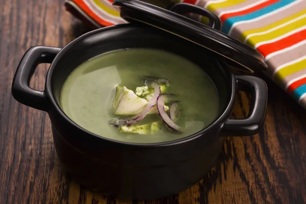 Sopa de espinafre no fundo de madeira — Fotografia de Stock