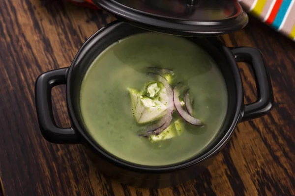 Sopa de espinacas sobre fondo de madera —  Fotos de Stock