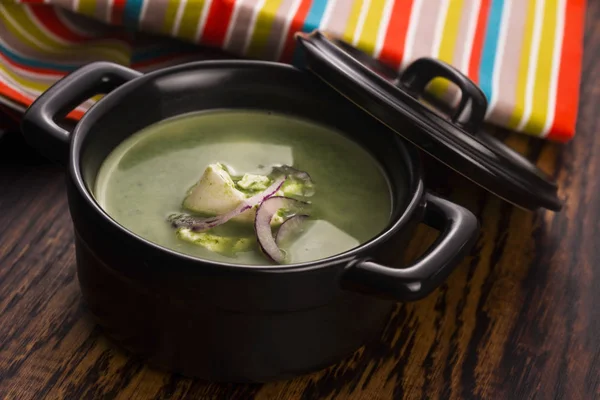 Sopa de espinafre no fundo de madeira — Fotografia de Stock