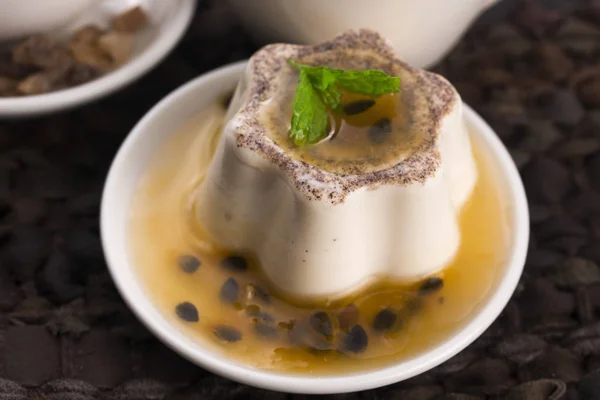 Десерт Панна Котта с маракуйей и мятой — стоковое фото