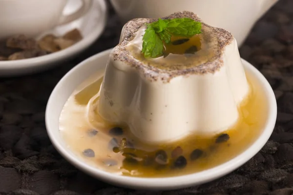 Panna cotta dessert med passionsfrukt och mynta — Stockfoto