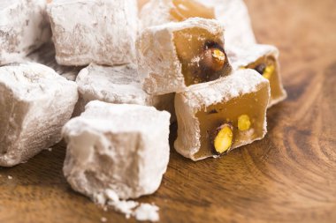 Ahşap arka planda Türk sevinci