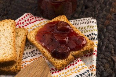 Vişneli reçelli tost.