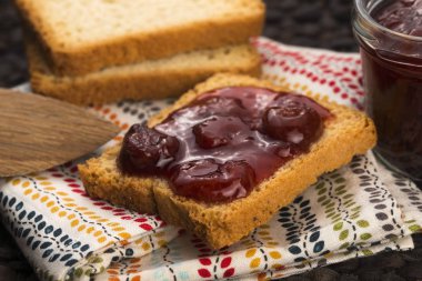 Vişneli reçelli tost.