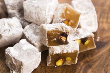 Ahşap arka planda Türk sevinci