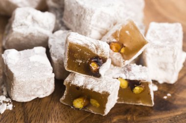 Ahşap arka planda Türk sevinci