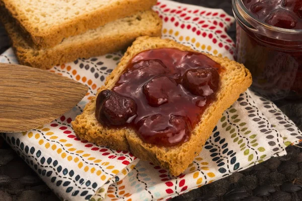 Desayuno de mermelada de cereza en tostadas — Foto de Stock