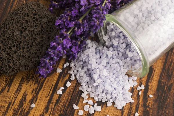 Sal de banho de lavanda e alguma lavanda fresca — Fotografia de Stock