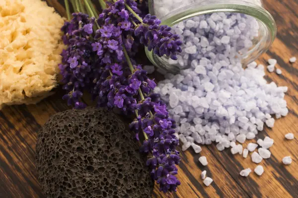 Lavenderbadsalt och lite färsk lavendel — Stockfoto