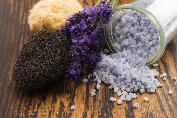 Lavenderbadsalt och lite färsk lavendel — Stockfoto