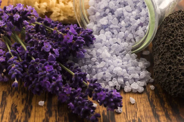 Lavenderbadsalt och lite färsk lavendel — Stockfoto