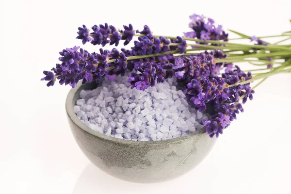 Sal de banho de lavanda e alguma lavanda fresca — Fotografia de Stock