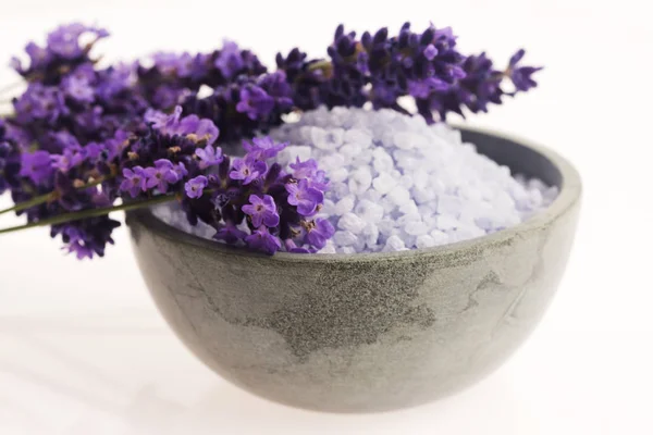 Sal de baño de lavanda y un poco de lavanda fresca — Foto de Stock