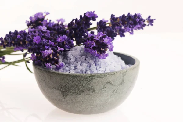 Sale da bagno alla lavanda e un po 'di lavanda fresca — Foto Stock