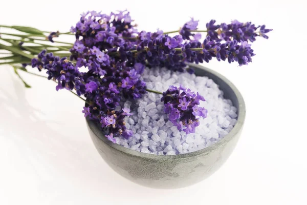 Sal de baño de lavanda y un poco de lavanda fresca — Foto de Stock