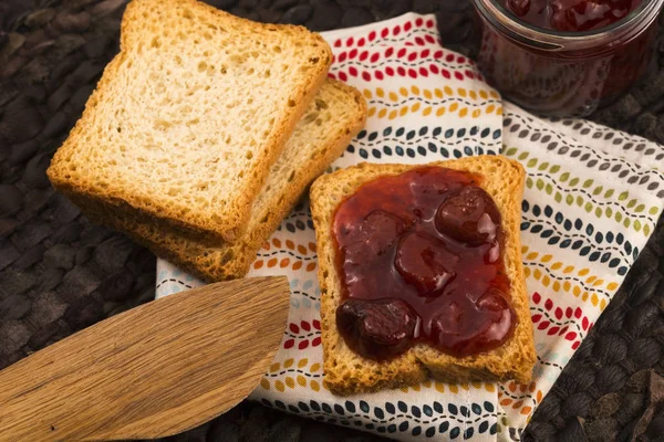 Desayuno de mermelada de cereza en tostadas — Foto de Stock