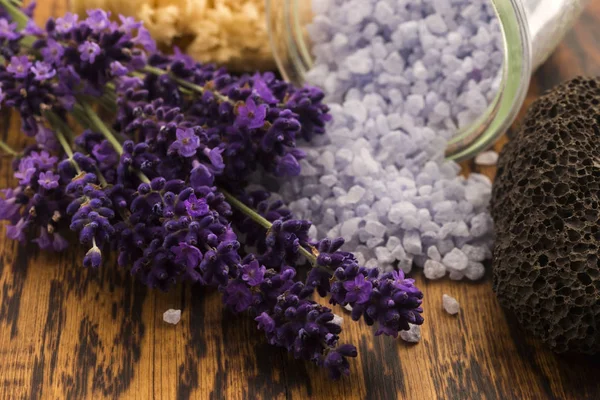 Lavendelbadesalz und etwas frischer Lavendel — Stockfoto