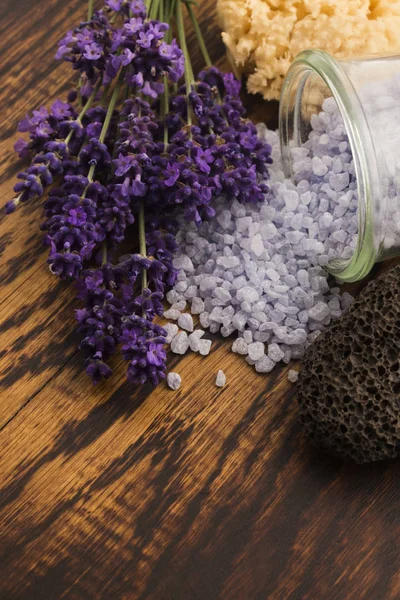 Lavendelbadzout en verse lavendel — Stockfoto