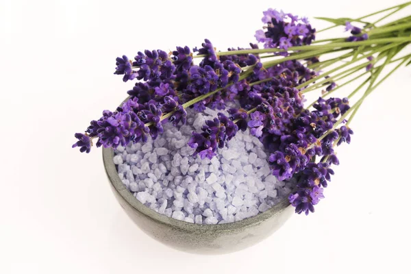 Sal de banho de lavanda e alguma lavanda fresca — Fotografia de Stock