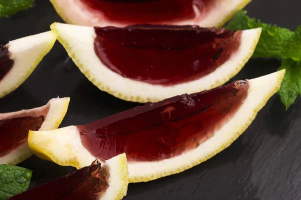 Gelatina (gelatina) scatti fatti di limone intagliato — Foto Stock