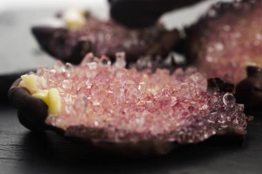 Siyah arka plan üzerine yemeklik şeker kristalleri