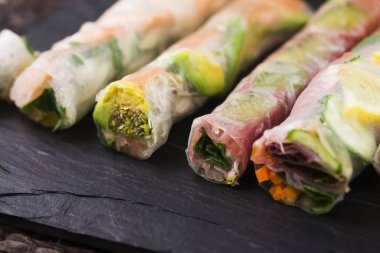 Japon salatası rulo siyah plaka üzerinde