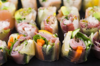 Japon salatası rulo siyah plaka üzerinde