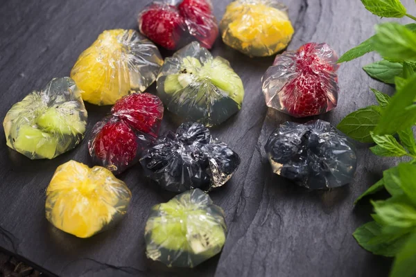 Десерт из желе с фруктами — стоковое фото