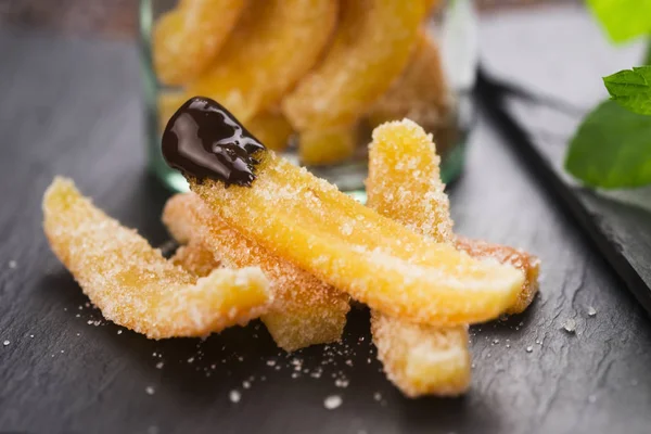 Fatias de laranja em chocolate escuro, close-up — Fotografia de Stock