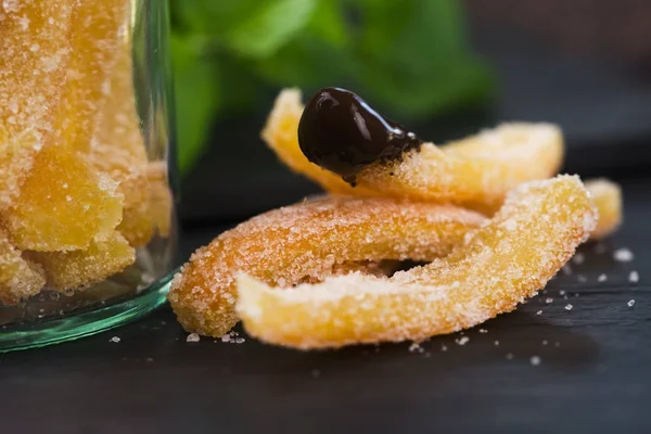 Fatias de laranja em chocolate escuro, close-up — Fotografia de Stock