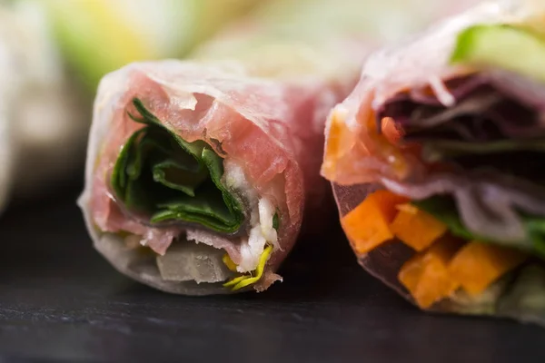 Japanische Salatrolle auf schwarzem Teller — Stockfoto